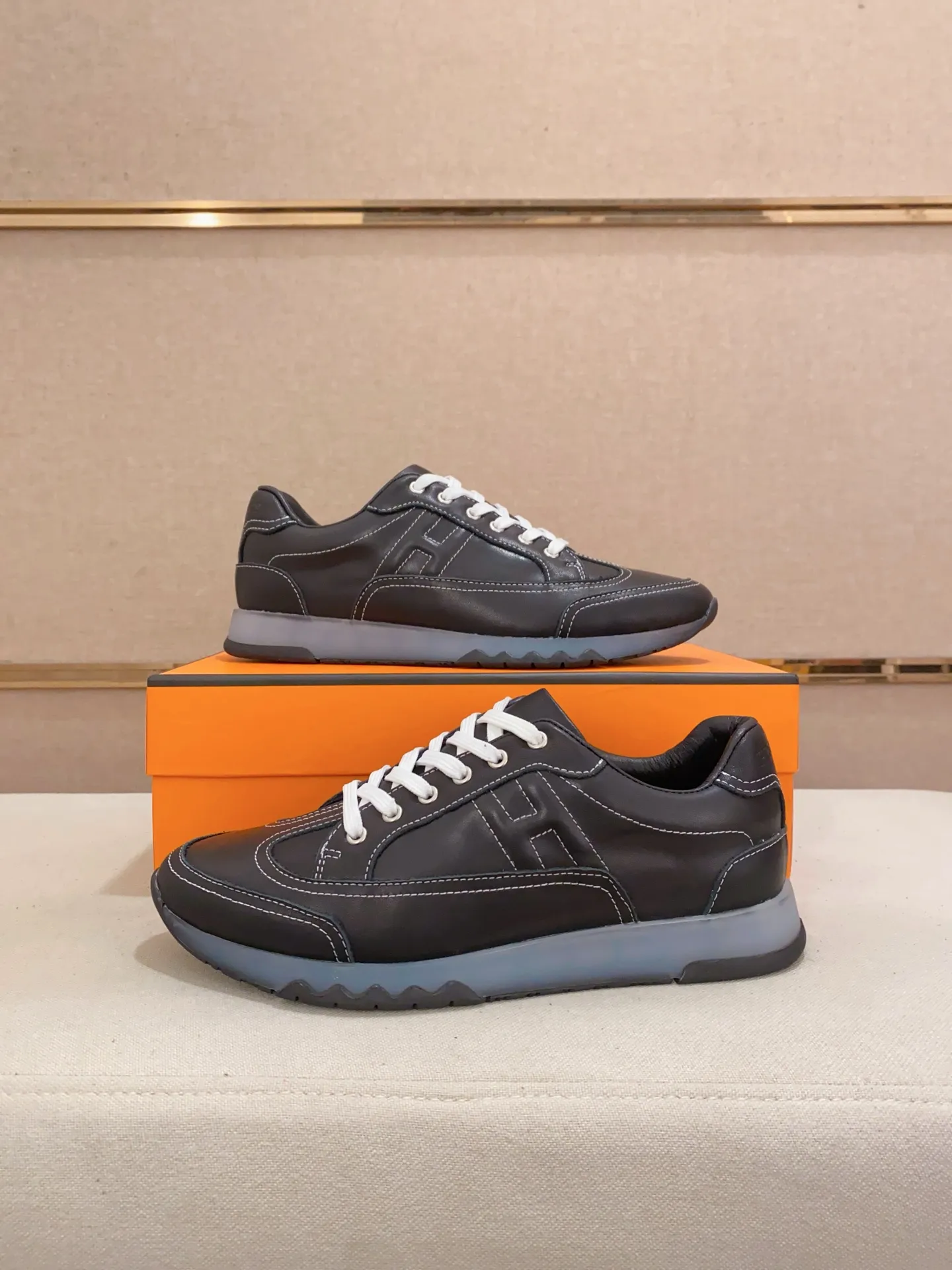 Ex-factory price: 500💰《HERMES》【Classic Original Version】Hermès; Top 🔝 Purchasing Agency 🔍🔍Men's latest 🇺🇸 counters are sold simultaneously, original imported from Italy ▲▲First-layer cowhide ▲▲ (high-end, extravagance and class) times) Exquisite workmanship (Italian 🇮🇹Imported water-dyed 🐂cowhide lining) sole: Original sole provided by the original factory, ⚠️exclusive double-layer activity·TPR·rubber·combined molded outsole; super comfortable·wear-resistant·non-slip·environmental protection The real thing is more beautiful if you take the real thing (high quality, follow the order), you can enter and exit the counter at will * Number of yards: 38·39·40·41·42·43·44# (can be customized 45.)